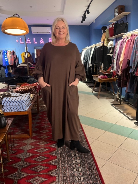 Sukienka OTULINE Miss City choco