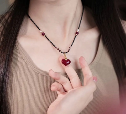 Naszyjnik CZERWONE SERDUSZKO