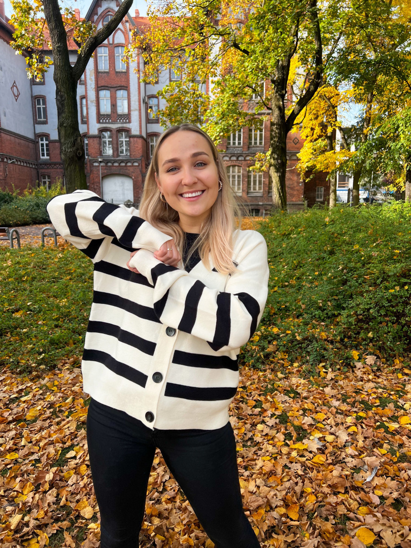 sweter w czarne paski sweter w czarne paski